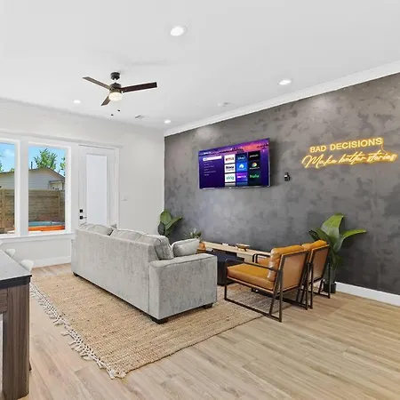 Villa Downtown Luxe Retreat - King Bed, Pool, Pong, Billiards, Grill & Free Coffee